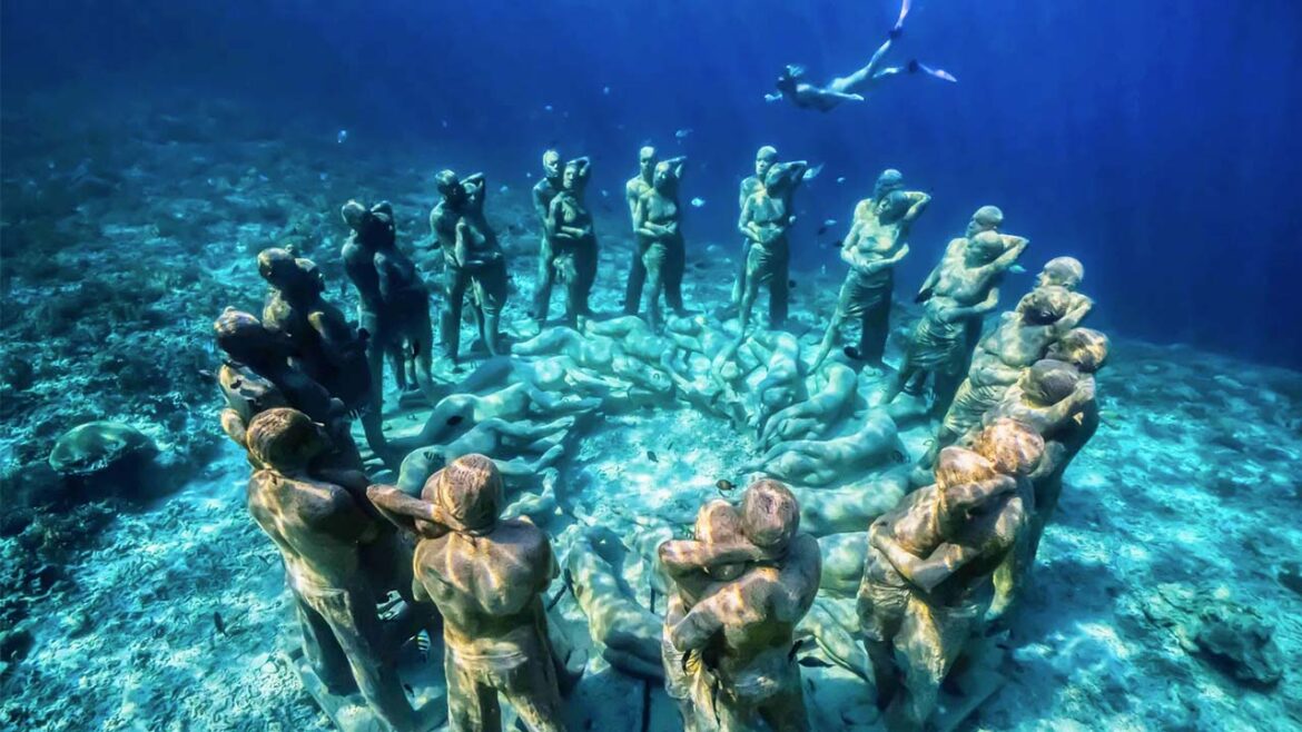 Snorkeling in Gili Trawangan and Gili Meno underwater statues